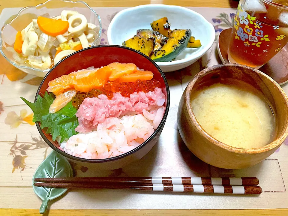 いくらのせ海鮮丼、あっさり煮、かぼちゃのごま炒り|江口笑湖さん