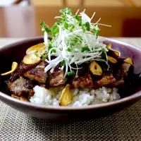 オリーブ牛の焼き肉丼　玉ねぎ黒酢だれ