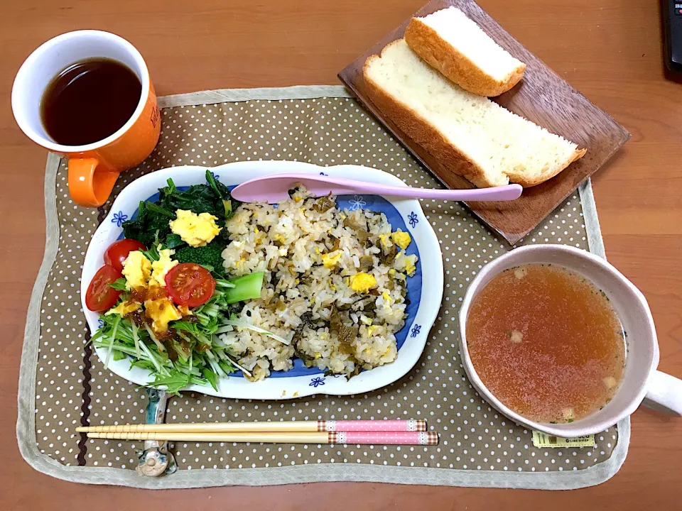 高菜ピラフと朝採れ野菜のサラダ、クリームチーズ入り食パン🍞、JALのコンソメスープ、黒烏龍茶でランチ(●☌◡☌●)|さくたえさん