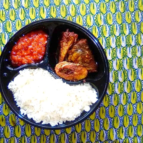 Snapdishの料理写真:white rice and tomato stew and fried fish|Nebiさん