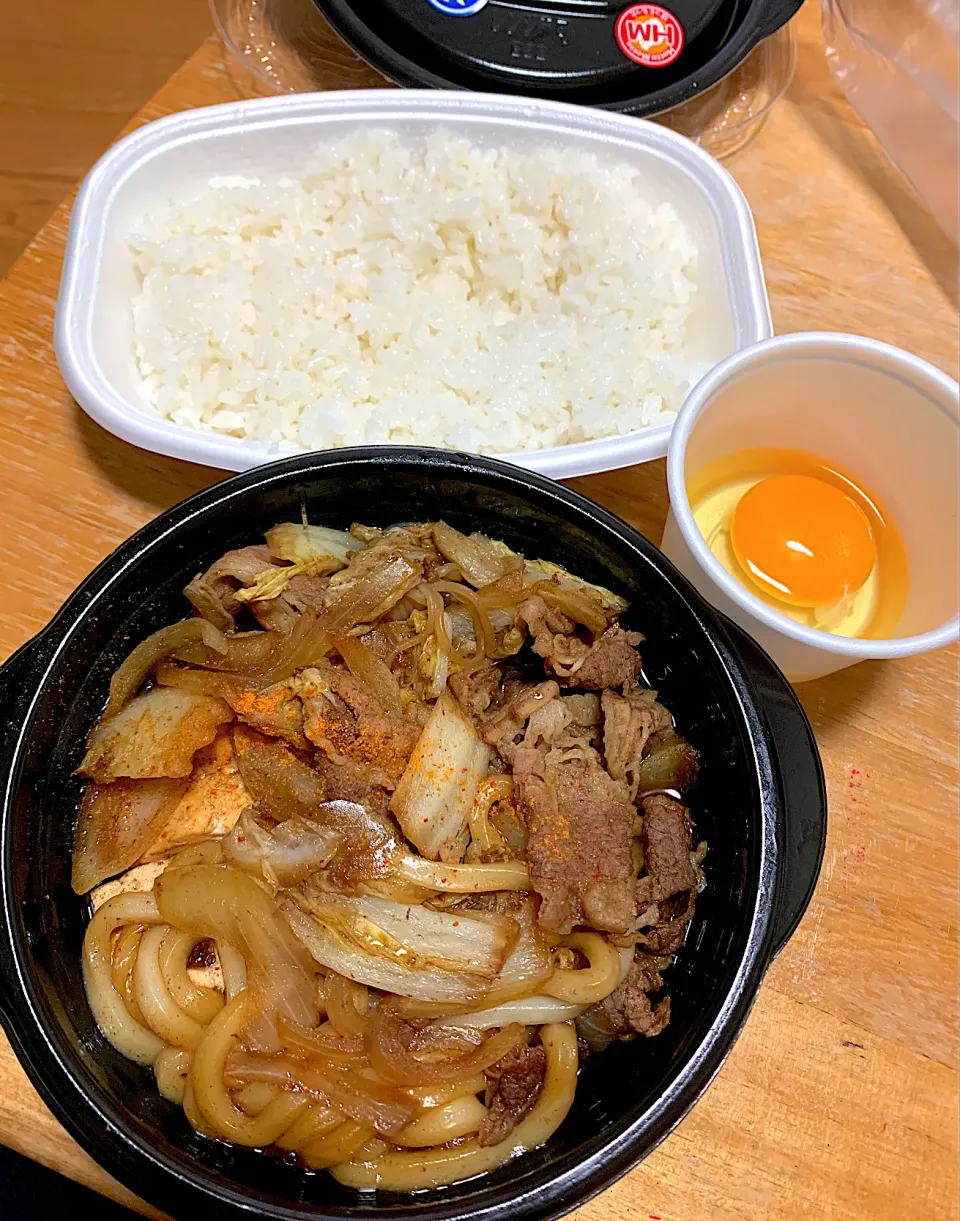 特すき焼き弁当🍱うどん、卵付き。|るみおんさん