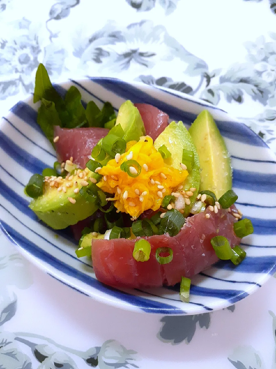 Snapdishの料理写真:🔷宮城県産生ばち鮪と🥑アボカド🌼塩➕ごま油でいただきます🍴🙏🔷|@きなこさん