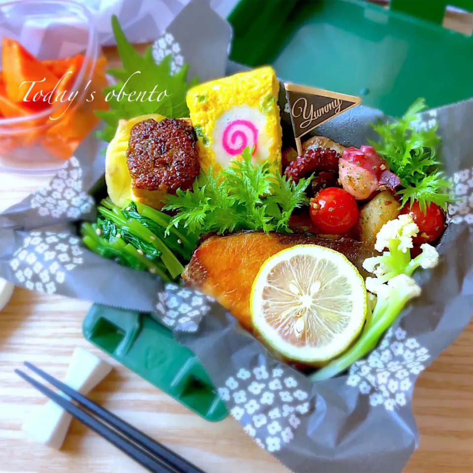 ぶりのレモンバター照り焼き🐟🍋厚揚げの大葉味噌チーズ焼き🧀🍃タコとミニトマトと菊芋のガーリック炒め🐙🍅弁当🍱|Naoさん