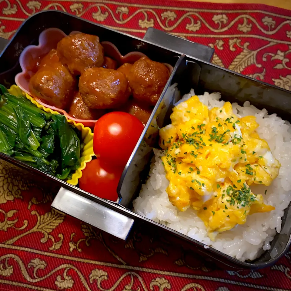 ミートボールと、ほうれん草のバター炒めと、プチトマトと、玉子のせご飯弁当|もえさん