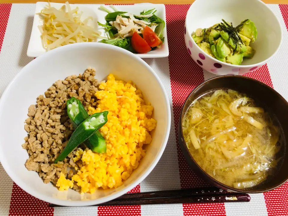 【お久しぶりの】そぼろ丼　アボカドナムル　他|飛鳥さん