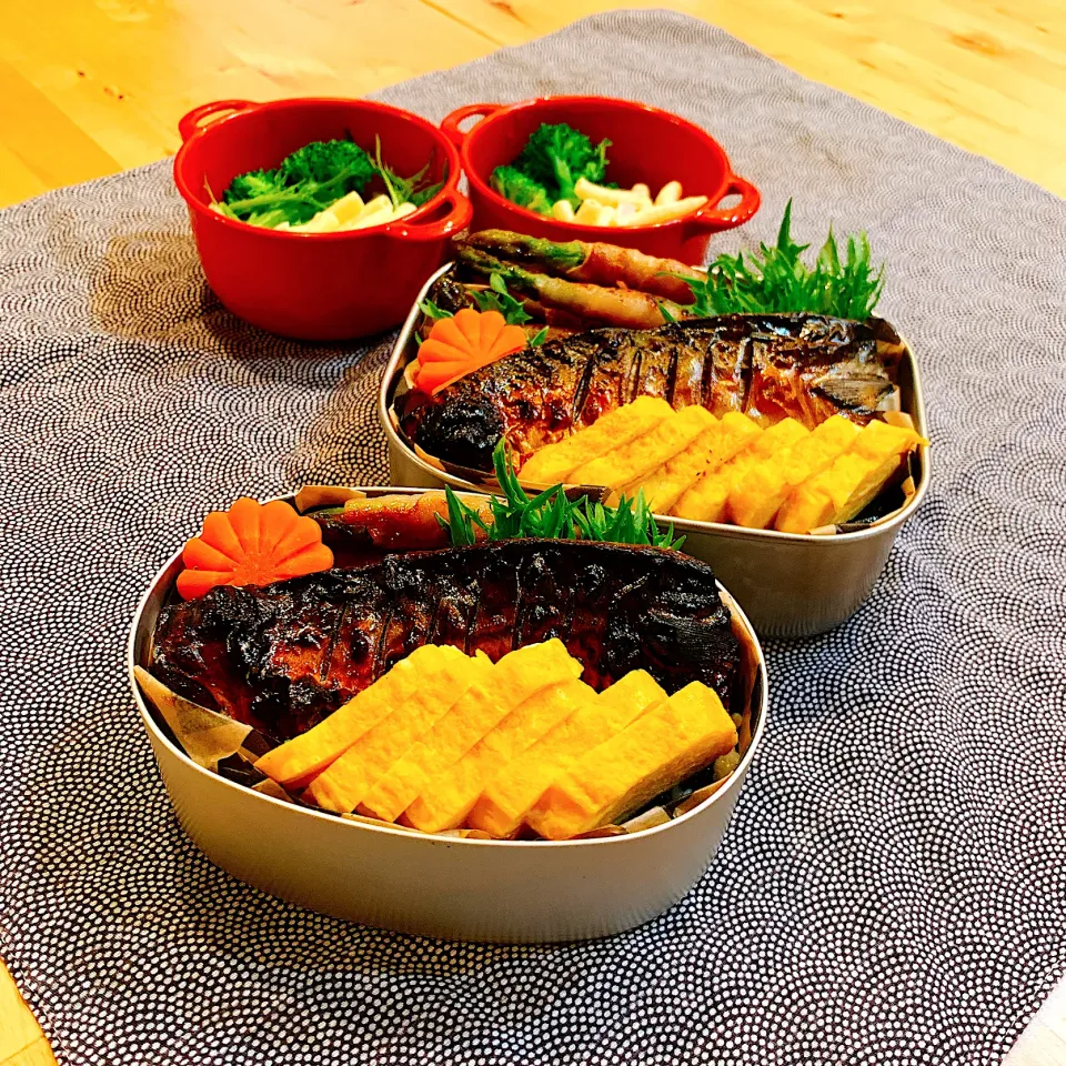 焼き鯖とアスパラ肉巻のっけ弁当✴︎|あやみんさん