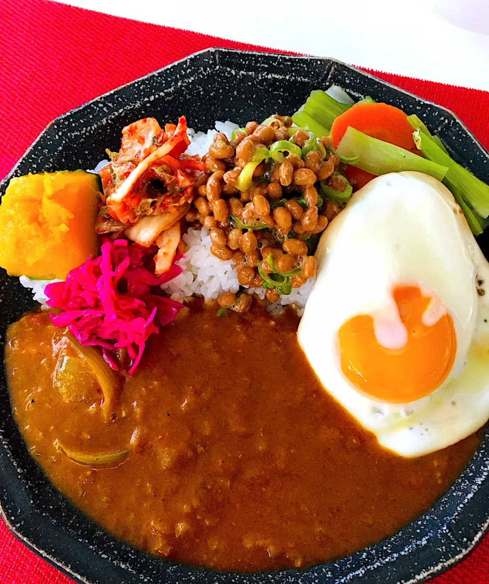 今日の朝カレー😋クコの実とすりおろしりんご🍎ココナッツミルク🥥生クリーム入りのスパイスチキンカレー🍛トッピングはキムチ、納豆、目玉焼き🍳👍😋❤️キムチとカレーも相性バッチリ👍😋|HAMI69さん