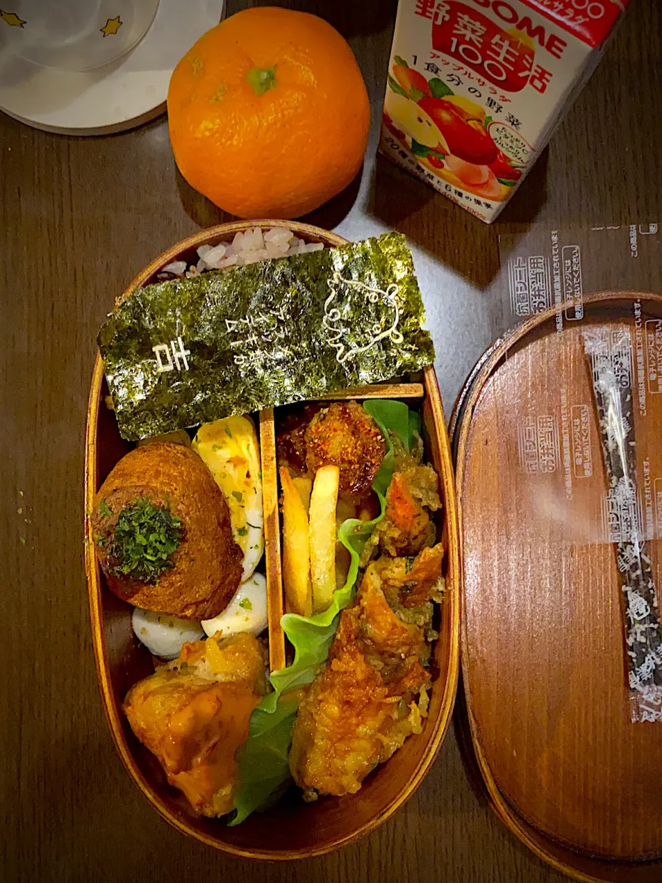 お弁当🍱　十六穀ごはん　焼き海苔　胡麻塩　帆立ロースト　七味唐辛子　フライドポテト　藻塩　カニかまと竹輪の磯辺揚げ　干し海老の出し巻き卵　揚げたこ焼き　ソース　青海苔　モッツァレラチーズ　オリーブオイル　ハーブソルト　フライドチキン　オーロラ辛ソース　みかん　野菜ジュース　ホット麦茶|ch＊K*∀o(^^*)♪さん