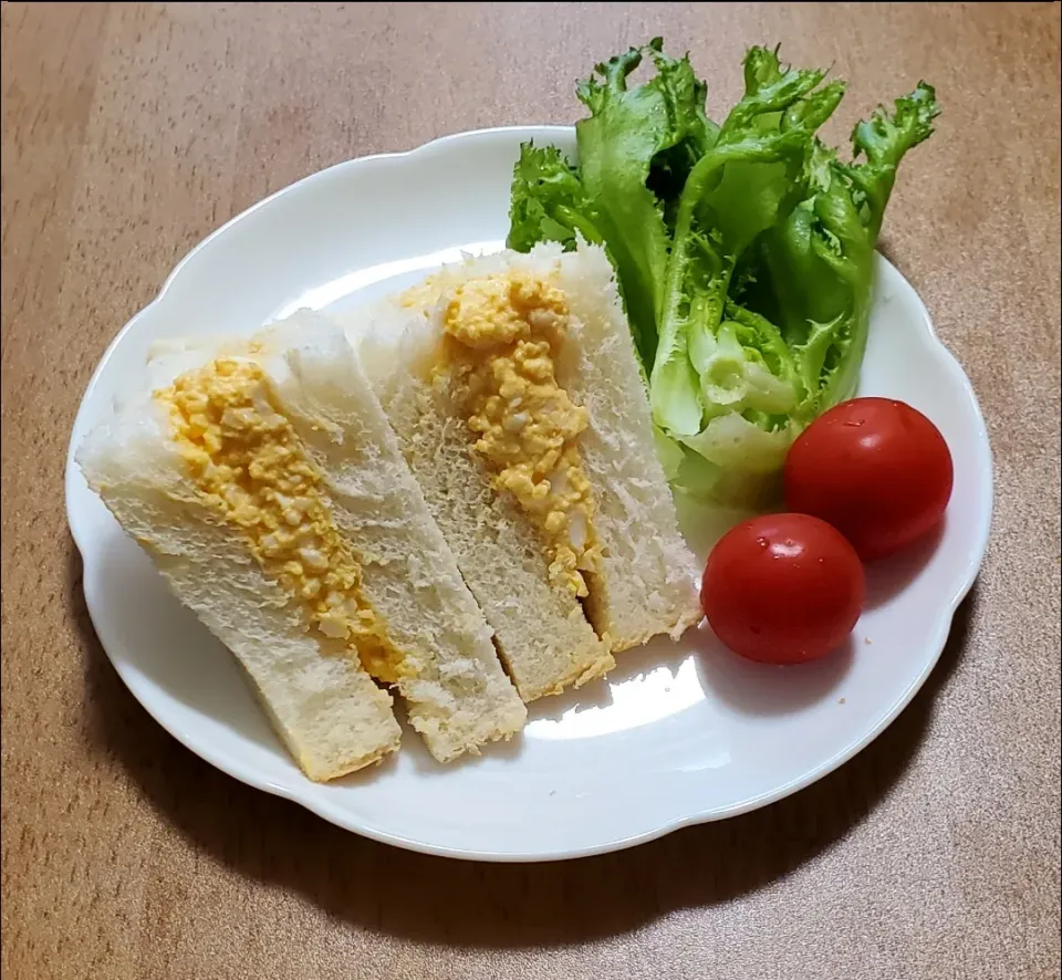 Snapdishの料理写真:お一人様の昼食

卵サンド
フリルレタス、プチトマト|ナナさん