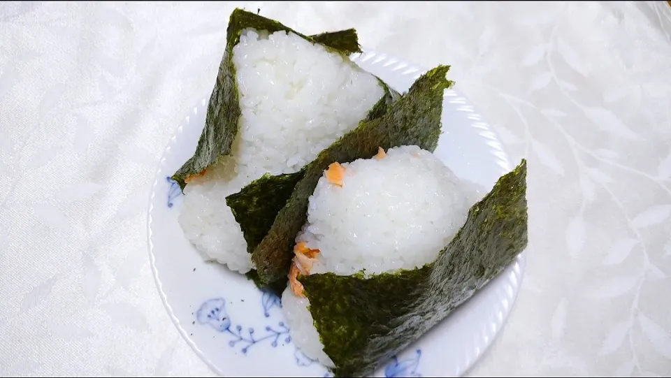 12/16の夜勤弁当
塩鮭のおにぎり🍙|卯月さん