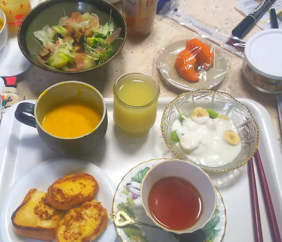 Snapdishの料理写真:12／5（土）遅い朝食。フレンチトースト。カボチャのポタージュ。フルーツヨーグルト。サラダ。オレンジジュース。紅茶。|へいちゃんさん