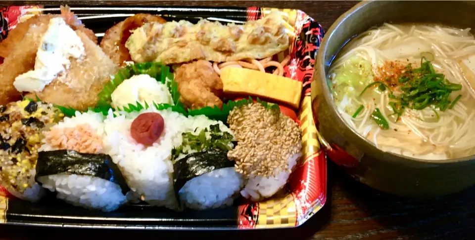 Snapdishの料理写真:今日のランチ                                               (おにぎりｾｯﾄ弁当、ﾐｿにゅうめん小)|mottomoさん