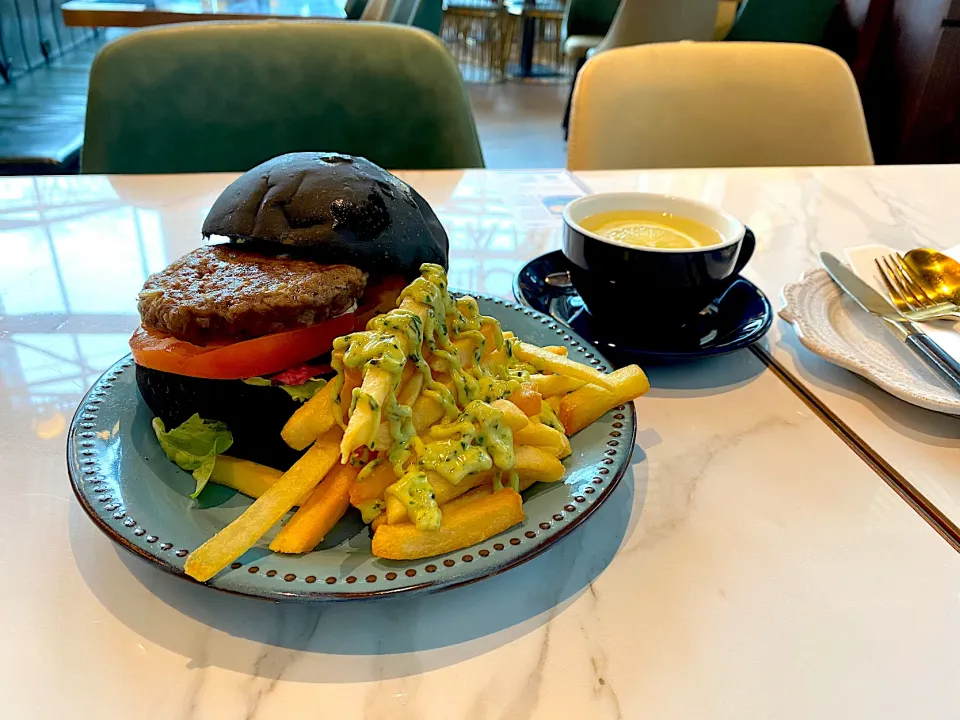 Beef charcoal burger with pesto fries|skyblueさん