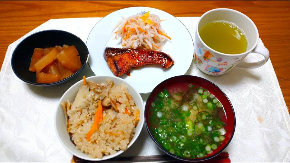 12/17の夕食
キノコの炊き込みご飯とかぼす鰤の照り焼き|卯月さん