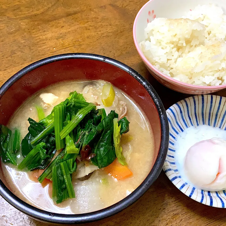 豚汁(母と姪の合作)と温泉卵|みんみんさん