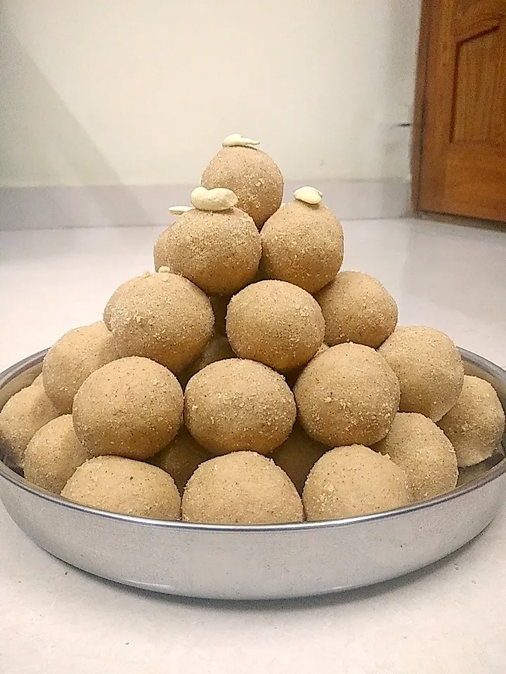 Snapdishの料理写真:ullutham parupu laddu|samycatering2020さん