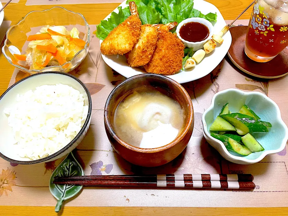 Snapdishの料理写真:えびフライ、豚肉と野菜のとっとき煮、たたき胡瓜の梅あえ、落とし卵のお味噌汁|江口笑湖さん