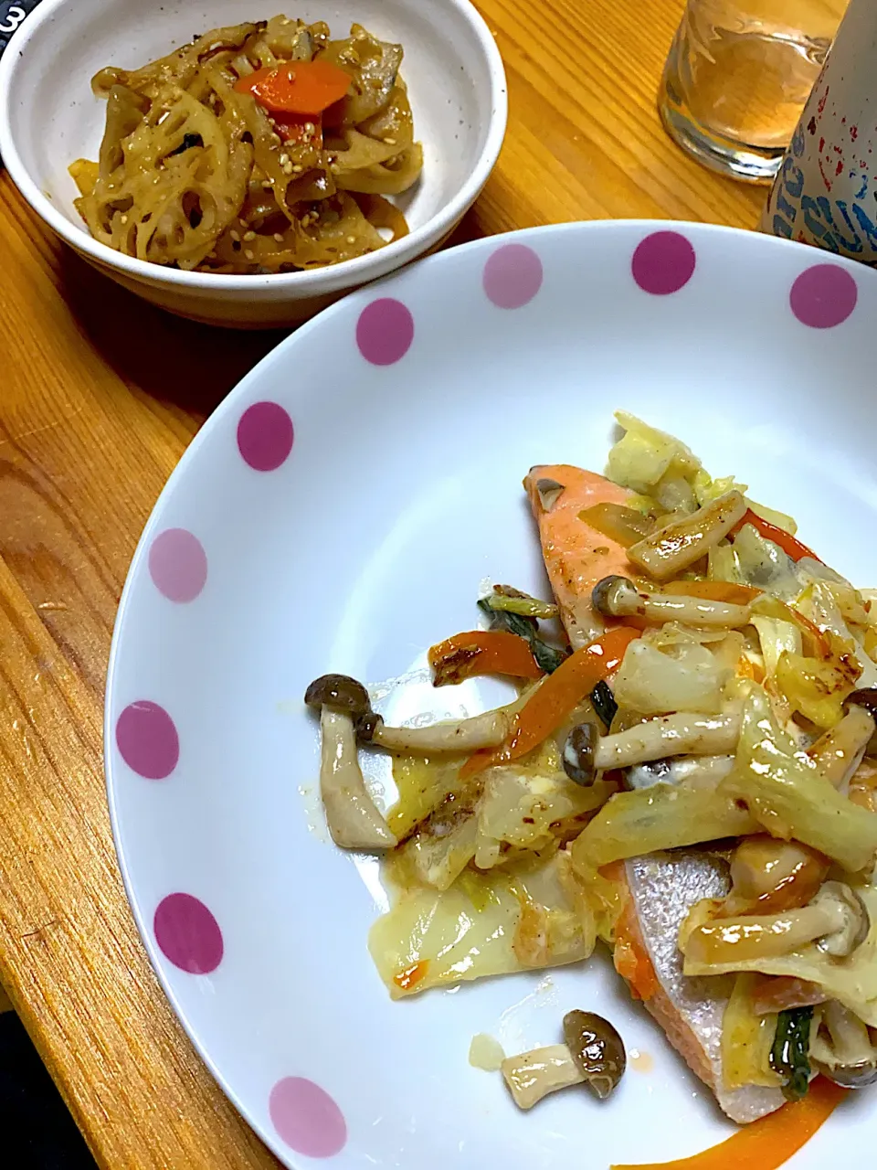 Snapdishの料理写真:鮭と野菜のマヨネーズ炒め、蓮根とにんじんのきんぴら|kaaaaaさん