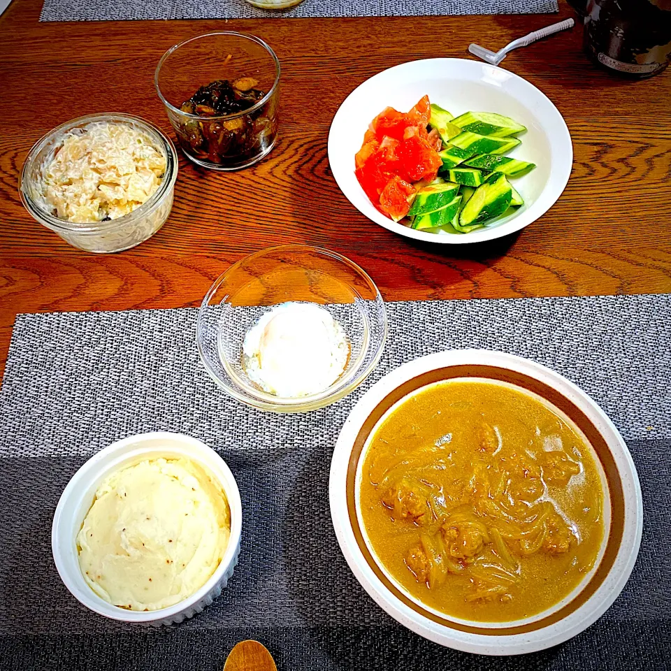 ミートボールのカレークリーム煮、クリームポテトトマトと胡瓜サラダ、温泉卵|yakinasuさん