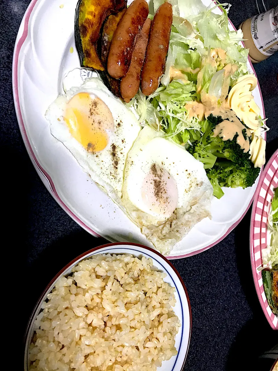 カボチャとウインナー1本はハチミツかけて食べた #夕飯　玄米(十割)、レタスキャベツブロッコリーサラダ、目玉焼き(ターンオーバーじゃないやつ)、焼きカボチャ、ウインナー|ms903さん