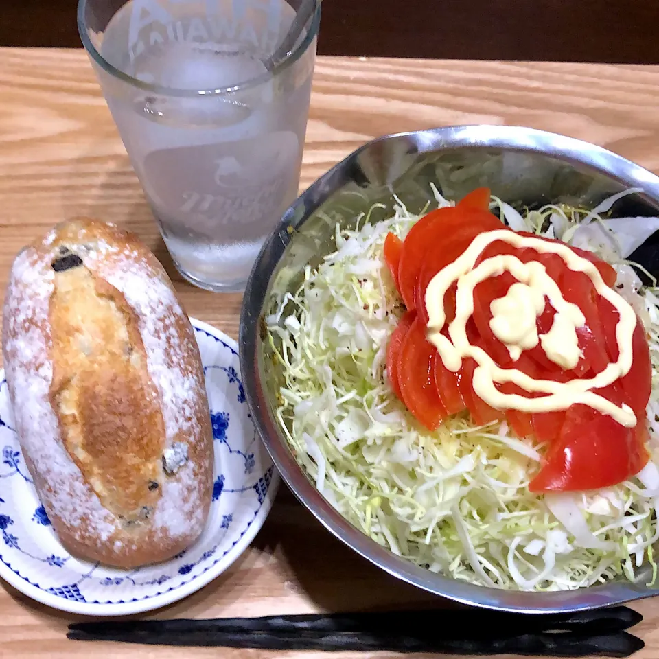 Snapdishの料理写真:トマトサラダ🍅とパン🥖とレモンサワー🍋|Jean Nobyさん