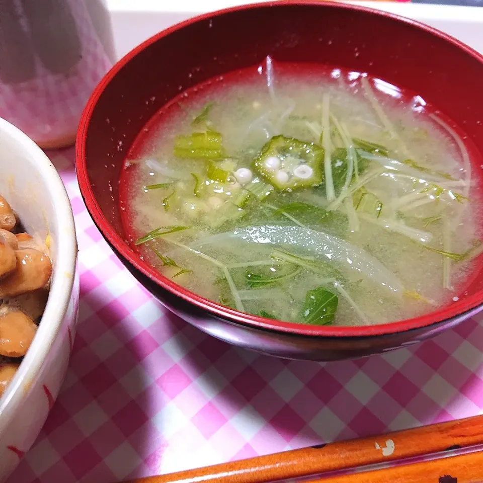 オクラ 玉ねぎ 水菜の
 味噌汁😃|miimiさん