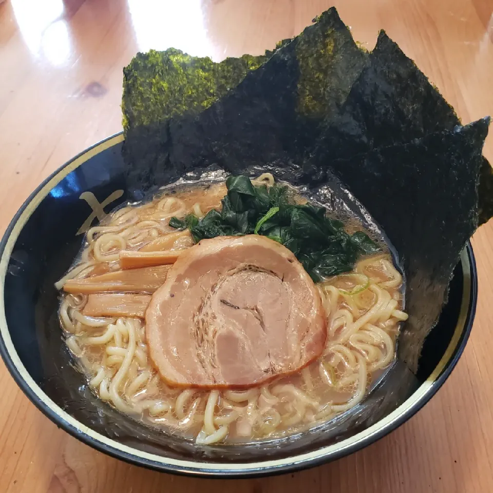 行列のできる店のラーメン　横浜家系 豚骨醤油|haru1204jpさん