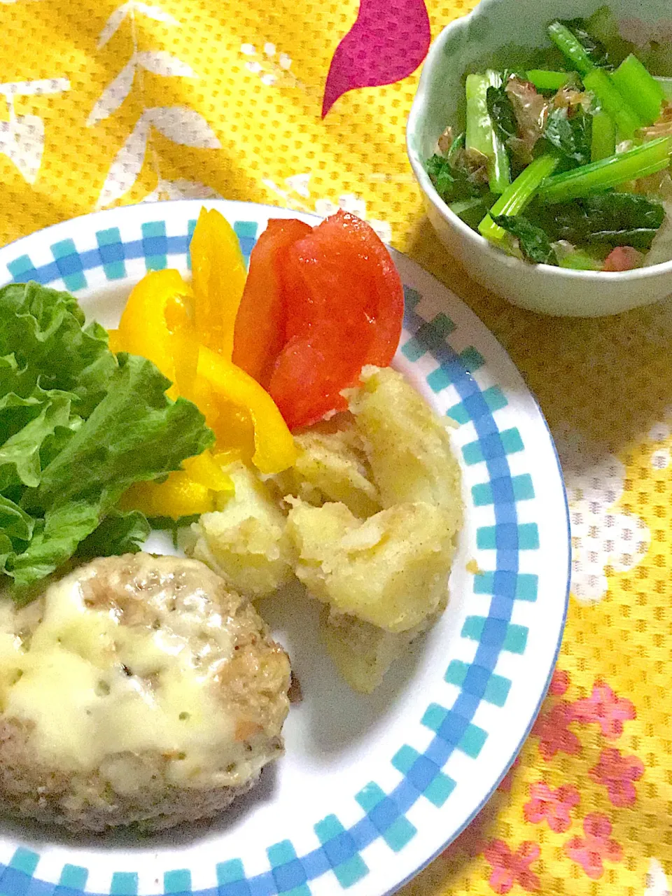 チーズハンバーグ　レタス　パプリカ　トマト🍅　ポテト　小松菜のおかか和え|掛谷節子さん