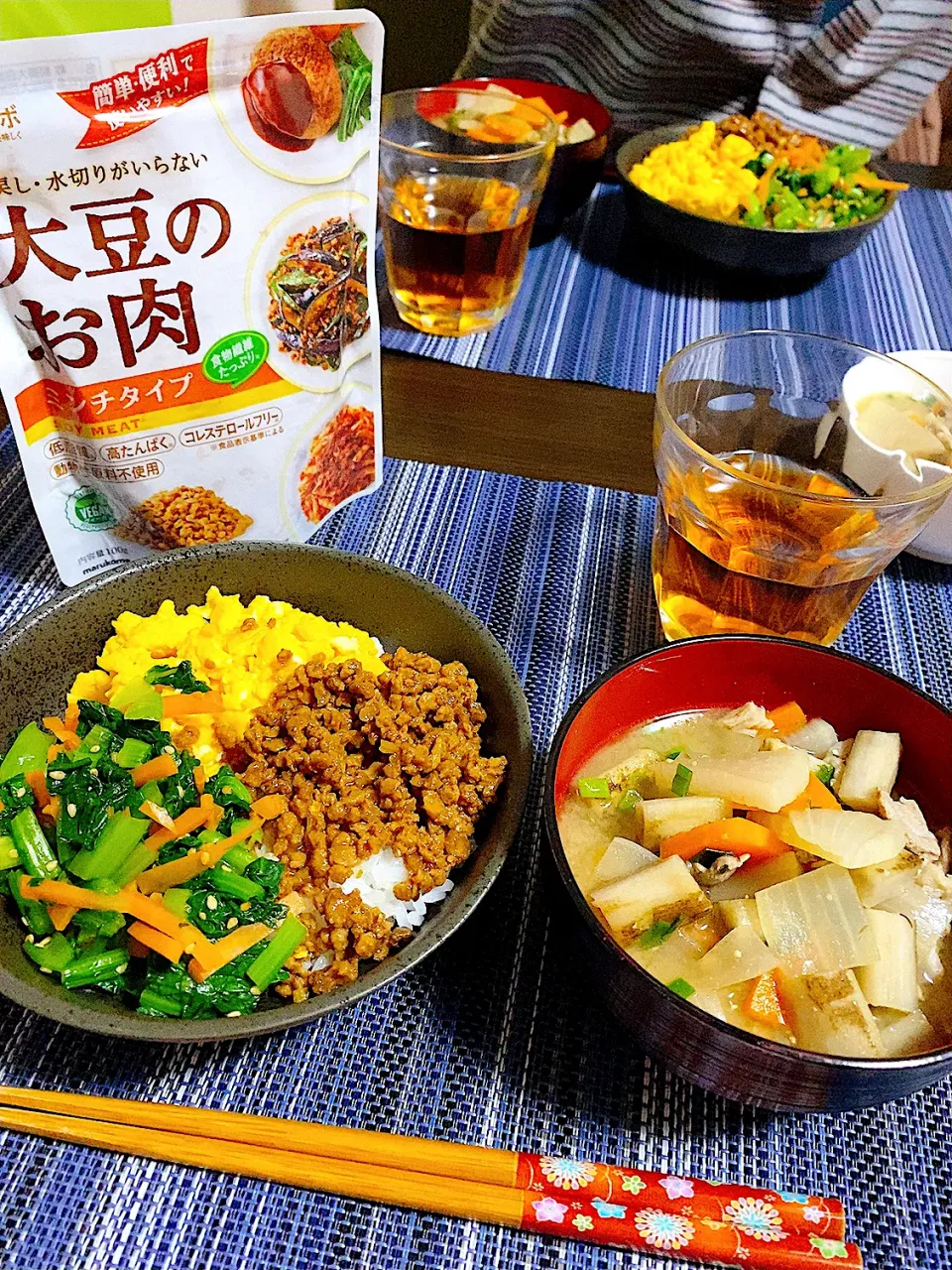 大豆のお肉のそぼろ丼　豚汁|ちぐあささん