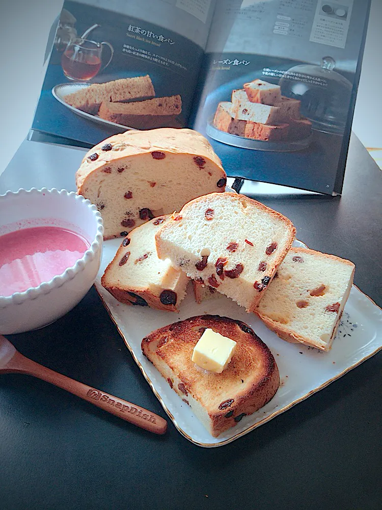 「ホームベーカリーで作る高級専門店のパン」からレーズン食パン🍞焼きました　ビーツのポタージュと。|とんちんさん