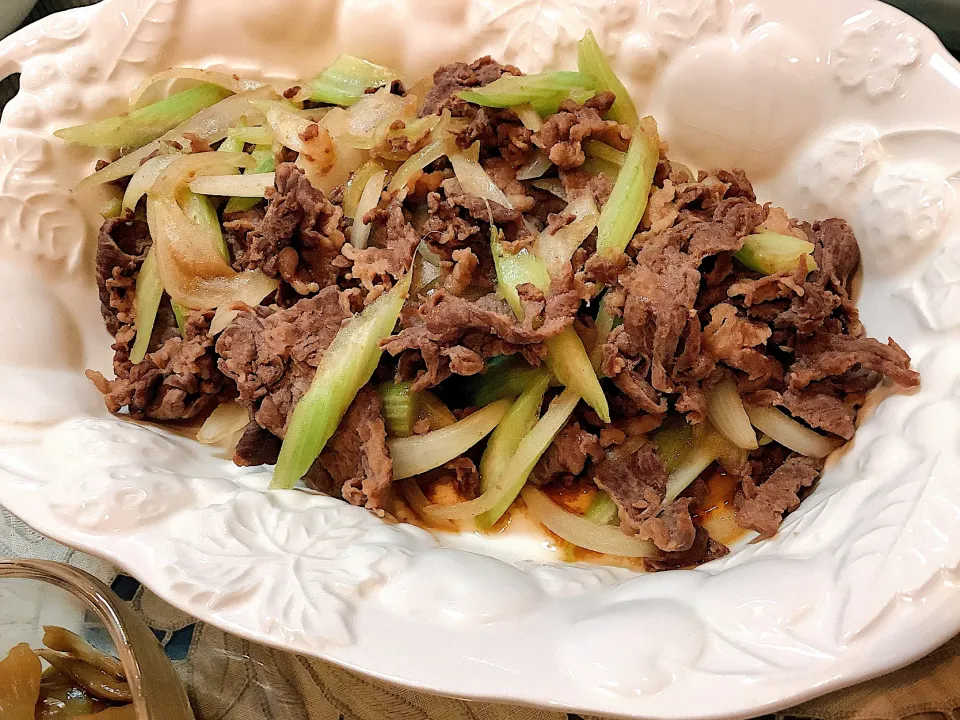 牛肉とセロリと玉ねぎのオイスターソール炒め😋|アライさんさん