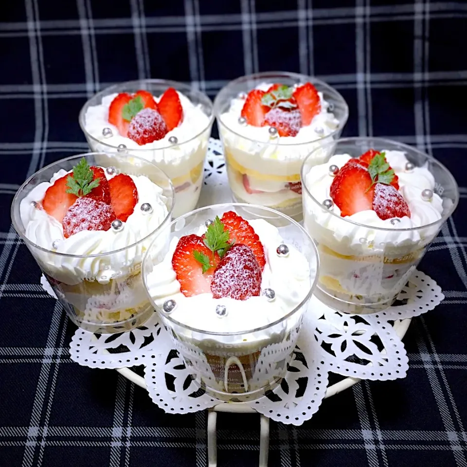 子供のお遊び先に持たせた苺のケーキです🍓|sucreroomさん