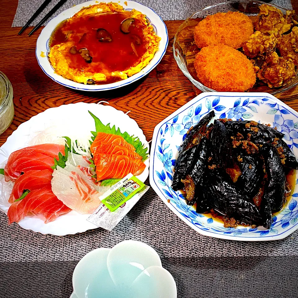 刺身盛り合わせ、茄子と挽肉の炒め煮、芙蓉蟹、唐揚げとコロッケ、常備菜|yakinasuさん