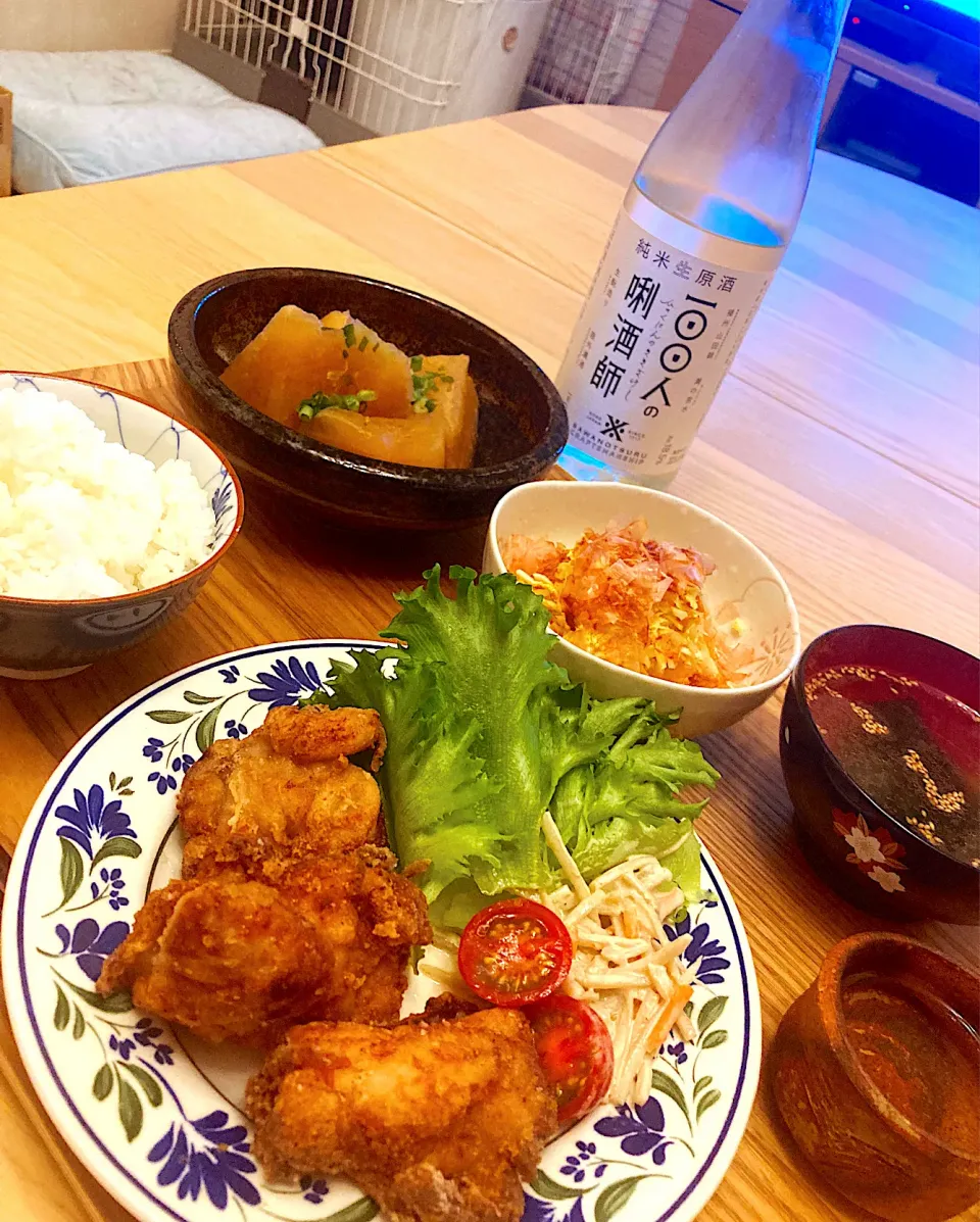 Snapdishの料理写真:今日の夕食　塩麹唐揚げ　味まるみ大根の煮物　白菜の梅カツオサラダ　わかめスープ|ふわ猫はなちゃんさん