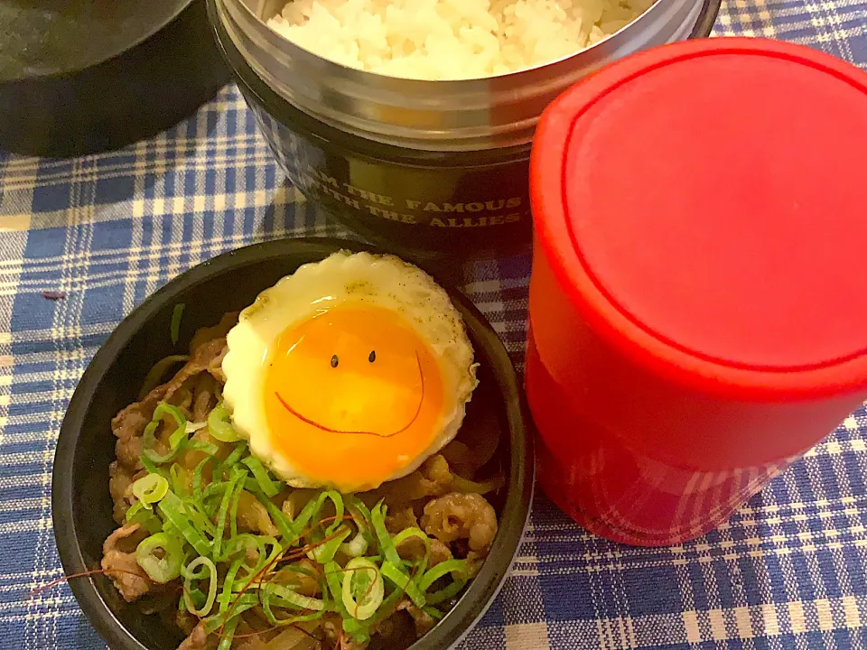 牛丼弁当となめこ味噌汁|🍭よっぴさん