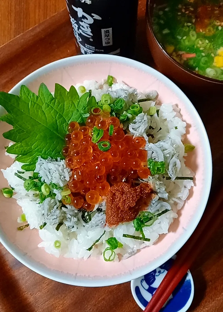 Snapdishの料理写真:しらすいくら丼明太子添え|まりおさん