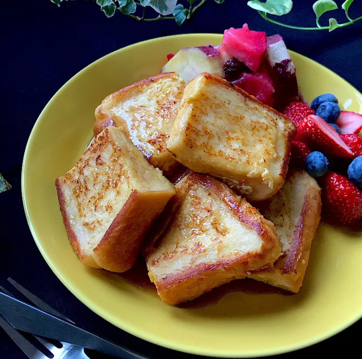 🍞不機嫌な目覚めの朝を幸せにする 赤と黄色のフレンチトーストプレート🍞|Hollyさん