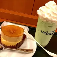 カフェで、抹茶オレとプリンケーキ🍮❗️|ゆにころさん