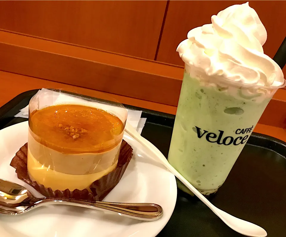 カフェで、抹茶オレとプリンケーキ🍮❗️|ゆにころさん