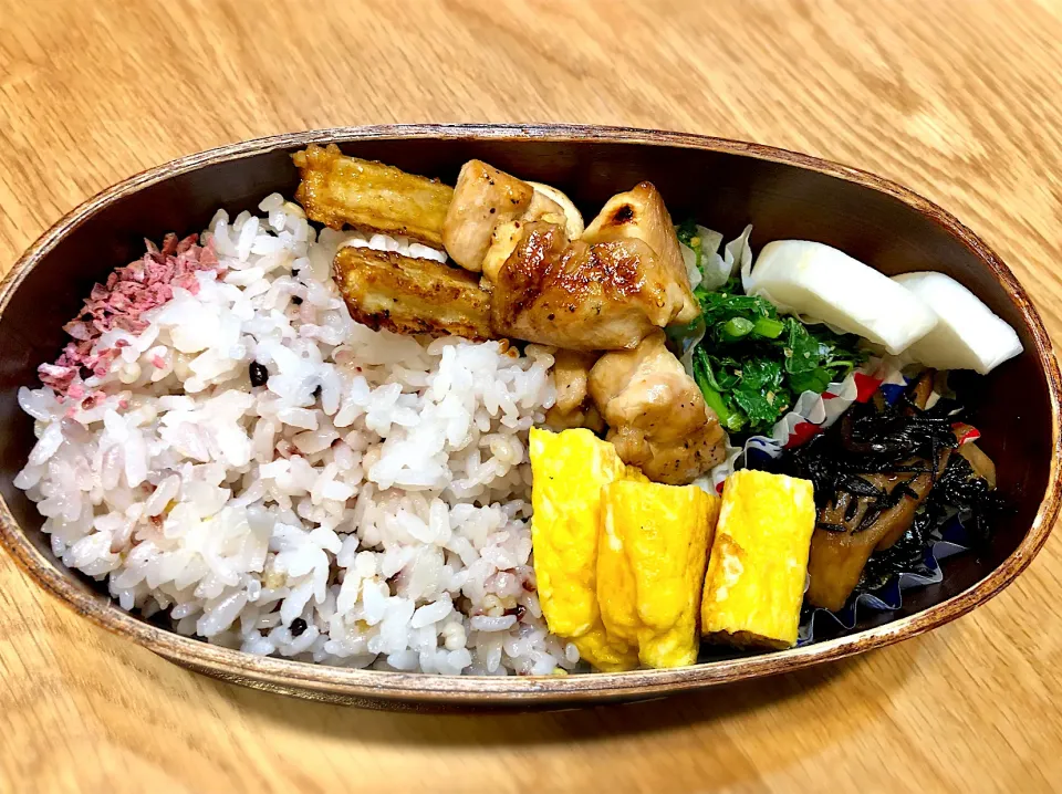 サラ弁　　　　　　　　　　　　　　　　　焼き鳥　ごぼう　大根葉のお浸し　卵焼き|じゅんさんさん