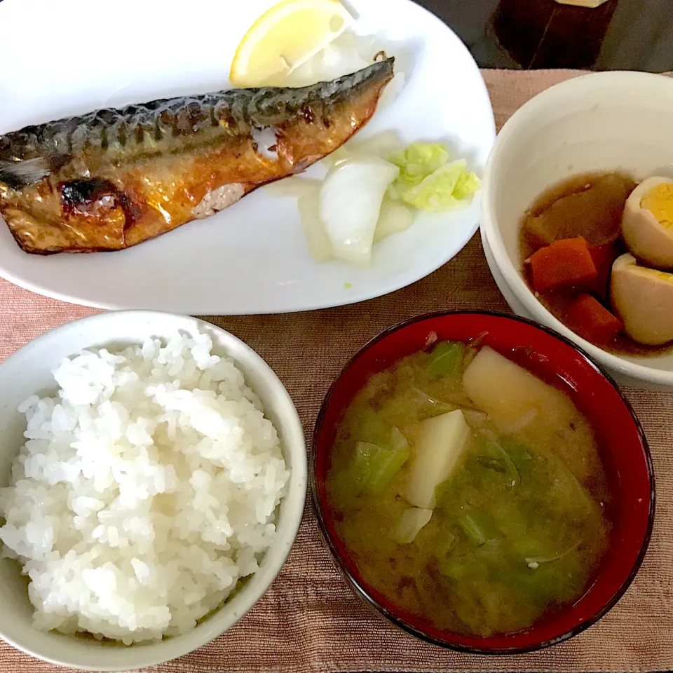 焼鯖、煮物、玉ねぎとキャベツじゃがいもの味噌汁、お新香|純さん