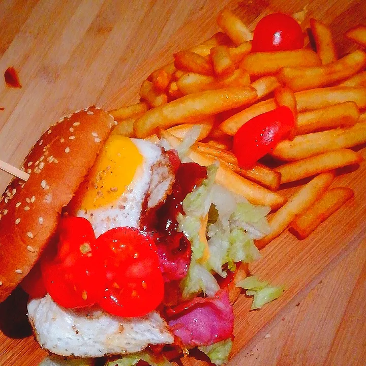 gegrilde Rundsburger met bacon bbqsaus cheddar ei en ijsbergsla|Ronny Verplaetseさん