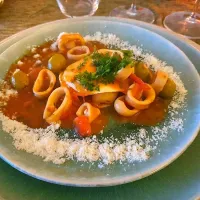 Snapdishの料理写真:inktvisringen in tomatensaus met pasta dragon bladpeterselie scheutje olijfolie mozzarella en basilicum|Ronny Verplaetseさん