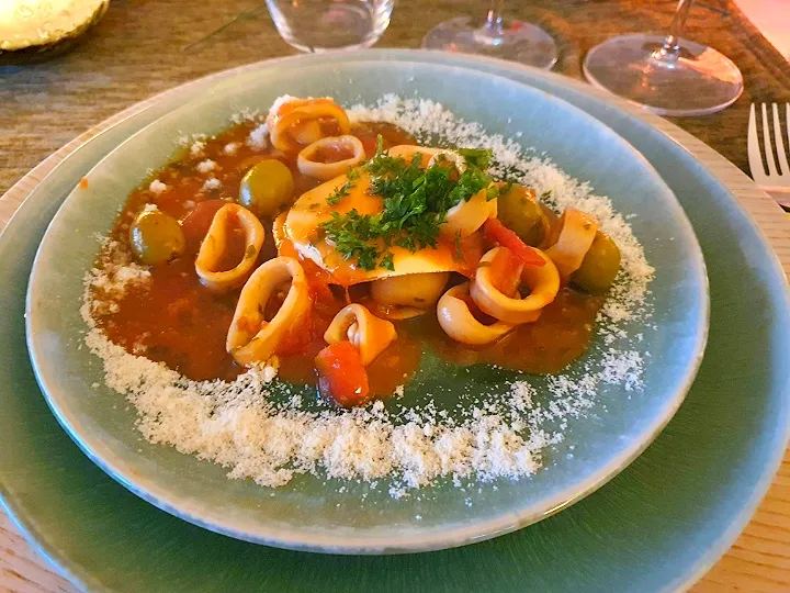 inktvisringen in tomatensaus met pasta dragon bladpeterselie scheutje olijfolie mozzarella en basilicum|Ronny Verplaetseさん