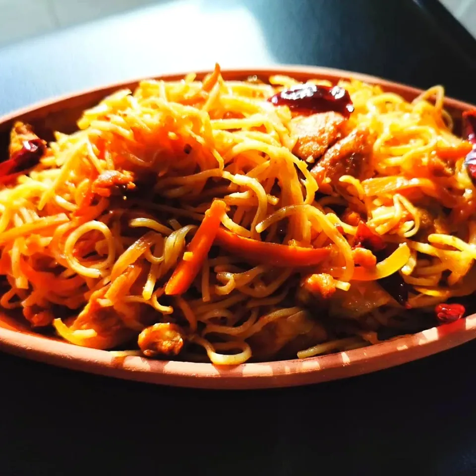 Snapdishの料理写真:Spicy Chicken Chowmein|Nafiさん