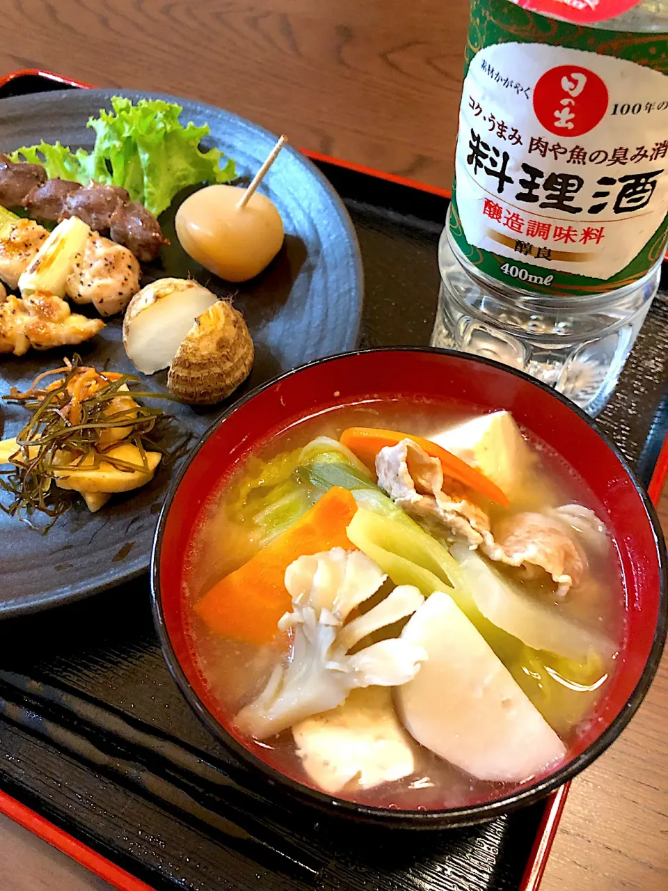 芋煮汁♪いつもの芋煮汁に料理酒を入れると旨みが増して美味しくなりました。里芋、豚肉、にんじん、白菜、生姜、大根、舞茸、ネギ、豆腐…味噌味です。|笙　みかんさん