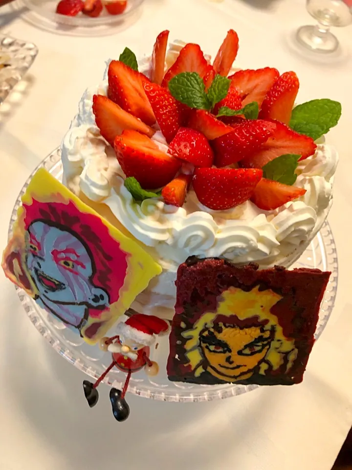 ママが作ったケーキとパパが作った鬼滅キャラのチョコプレート。
食後のデザートもペロリ😋|ニコちゃんさん