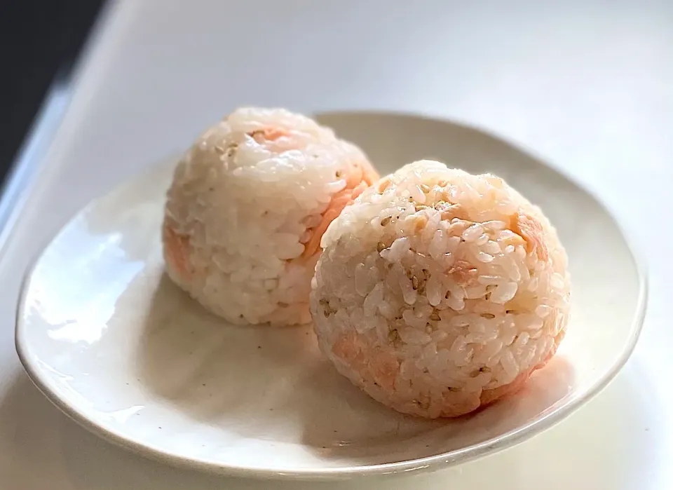 焼き鮭とごま油のおにぎり|かっちゃん杉さん