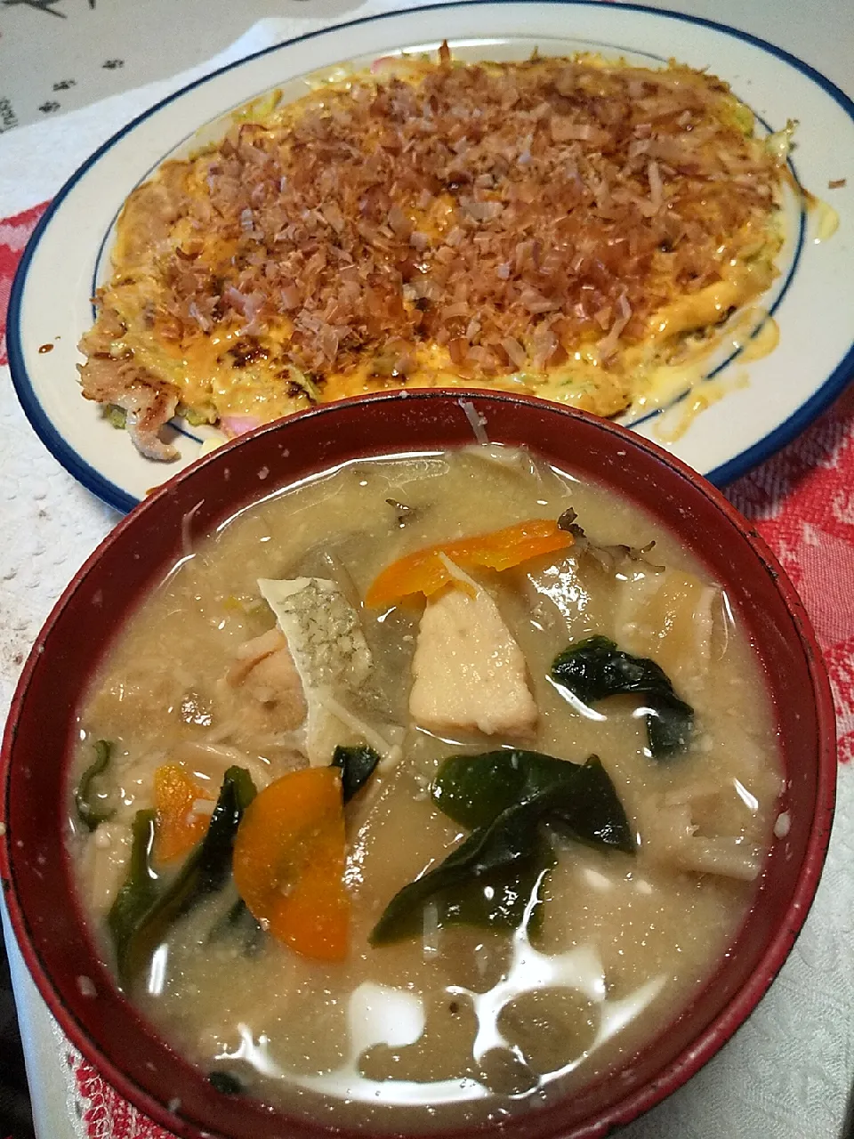 Snapdishの料理写真:今日のお昼
※鮭の酒粕味噌汁
※おからパウダーとオートミールでお好み焼き|れあMIXさん