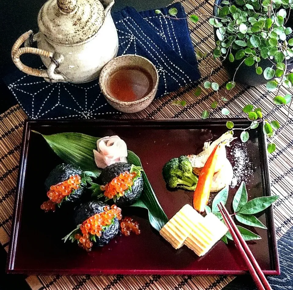 イクラのパッカンおにぎりと焼き野菜✨|瑞さん